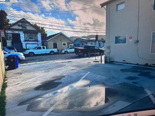 1317 Chanslor Ave, Richmond CA: https://media.crmls.org/mediaz/26e52d67-4376-46c8-afba-931c475af787.jpg