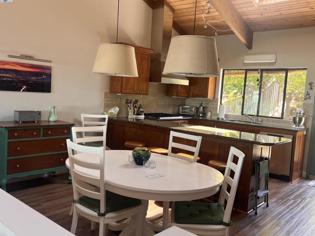 37 Binnacle Hl, Oakland CA: https://media.crmls.org/mediaz/26e57796-77b7-49b9-a0ad-2261db8fc464.jpg