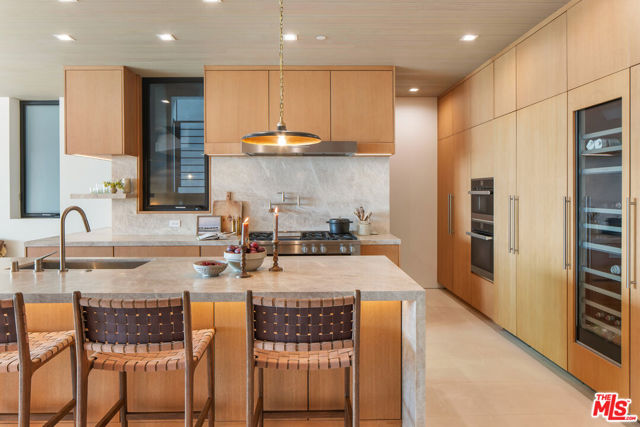4016 The Strand, Manhattan Beach CA: https://media.crmls.org/mediaz/26e6af4b-6c57-44fb-aa44-3fcf7a5f9249.jpg