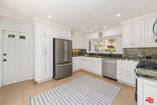 1376 San Ysidro Drive, Beverly Hills CA: https://media.crmls.org/mediaz/26e70230-a9ba-477f-96be-ec0cc6e2d87a.jpg
