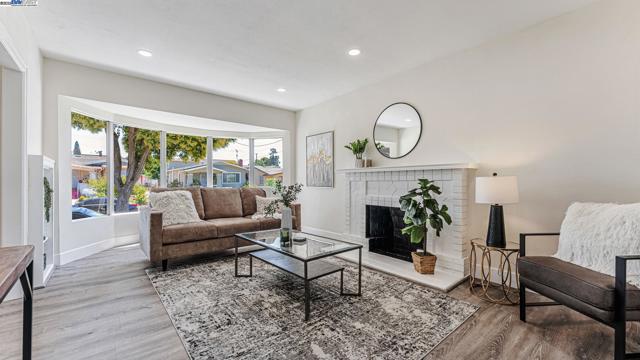 2827 Bartlett St, Oakland CA: https://media.crmls.org/mediaz/26e7c774-aab2-484f-b43c-782cb34dc1a1.jpg