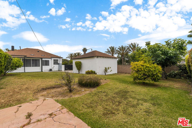 9829 S 7th Avenue, Inglewood CA: https://media.crmls.org/mediaz/26e7f92e-6993-4db2-8dad-283d1b7e8b77.jpg