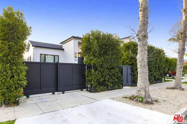 123 S Kilkea Drive, Los Angeles CA: https://media.crmls.org/mediaz/26e84d21-ef82-4635-81af-1f7f7dcb2cef.jpg