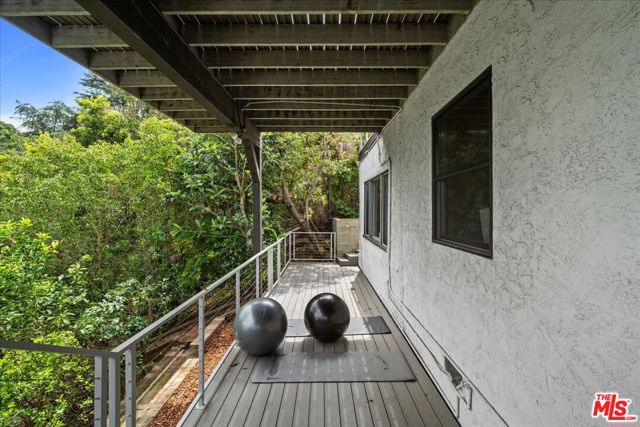 3074 Lake Hollywood Drive, Los Angeles CA: https://media.crmls.org/mediaz/26e8cfc9-d52b-4022-8264-52672fcc3221.jpg
