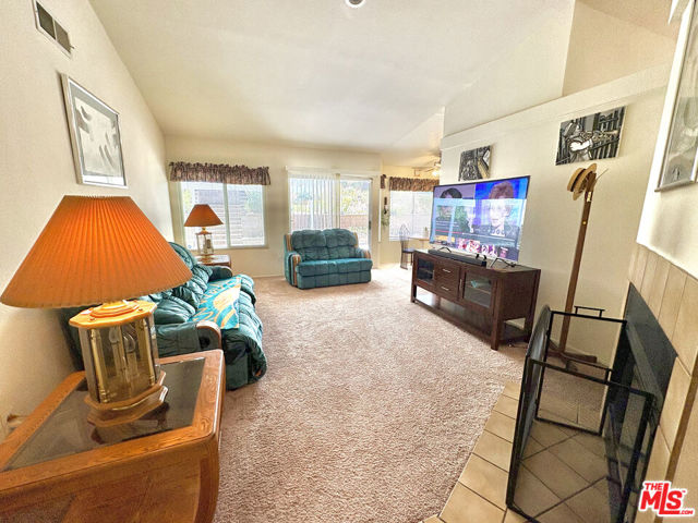 3202 Angeleno Place, Palmdale CA: https://media.crmls.org/mediaz/26e8f65a-07f6-4d62-8a82-cf414dba33ee.jpg