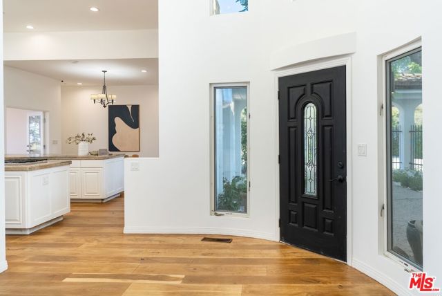 21965 Saddle Peak Road, Topanga CA: https://media.crmls.org/mediaz/26e96d1c-6268-4467-8361-04c0f786ae49.jpg