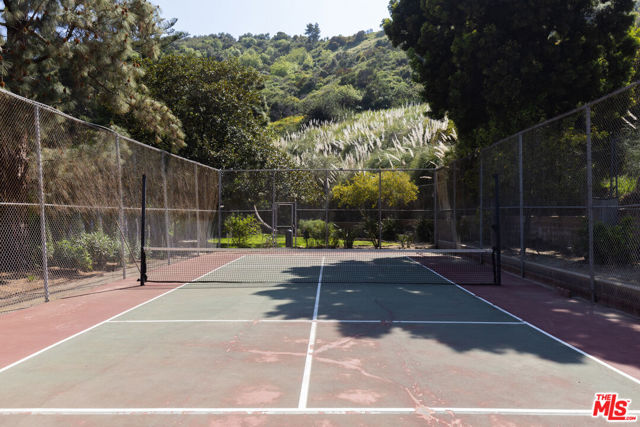 6708 Hillpark Drive, Los Angeles CA: https://media.crmls.org/mediaz/26e97724-ea27-4a61-9cc9-275f034b46c9.jpg