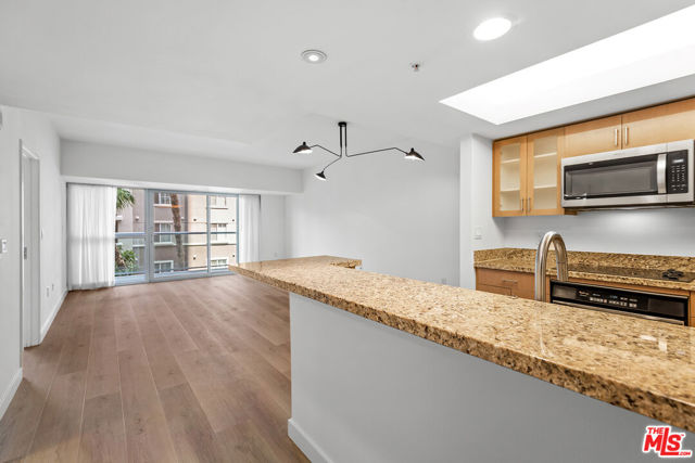 13700 MARINA POINTE Drive, Marina del Rey CA: https://media.crmls.org/mediaz/26e9b900-44c8-419f-9f24-5cbf79d52215.jpg