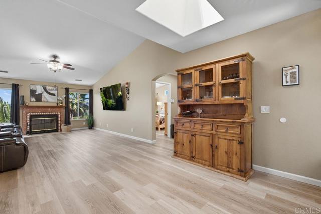 Detail Gallery Image 10 of 44 For 1814 Centennial Way, Escondido,  CA 92026 - 4 Beds | 3 Baths