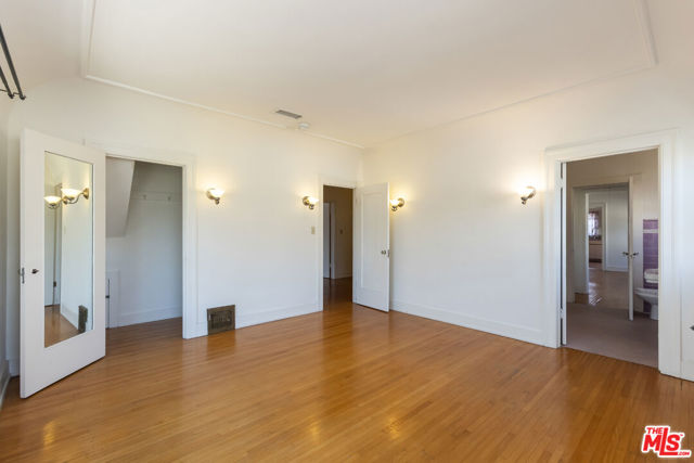 955 S Highland Avenue, Los Angeles CA: https://media.crmls.org/mediaz/26ecbded-a080-434a-ba1d-d282b133f7cb.jpg