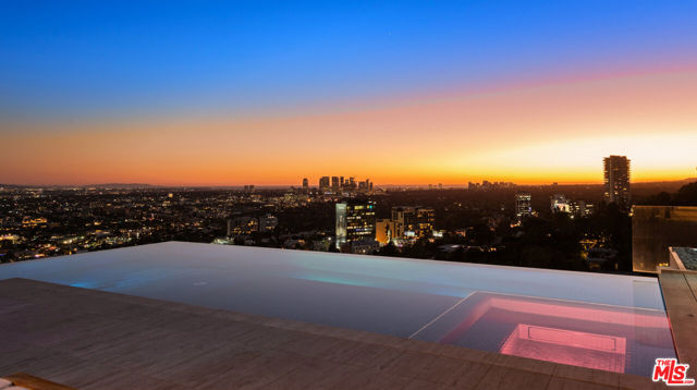 1305 Collingwood Place, Los Angeles CA: https://media.crmls.org/mediaz/26ed4318-bfa7-424a-a390-ed17c6ed053f.jpg
