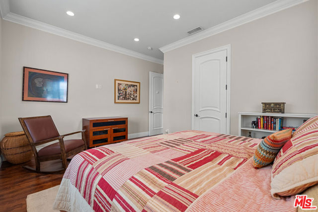 5767 Lasaine Avenue, Encino CA: https://media.crmls.org/mediaz/26edda8b-cf5a-4ca0-9df9-af702747f982.jpg