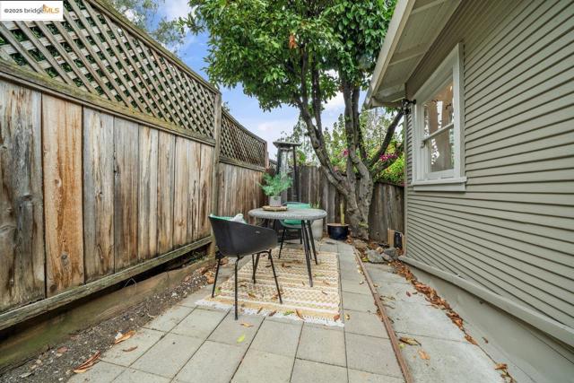 5925 Outlook Ave, Oakland CA: https://media.crmls.org/mediaz/26ee2fd8-8fbb-49d3-ac0c-0d27a2397b2e.jpg