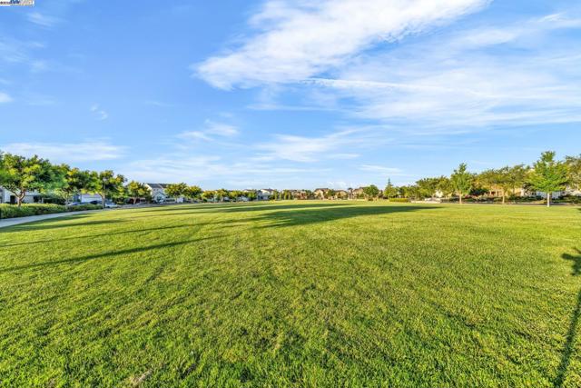 2305 Augusta Ave, Tracy CA: https://media.crmls.org/mediaz/26eec546-4f03-4136-8a11-e153ad8ad55d.jpg