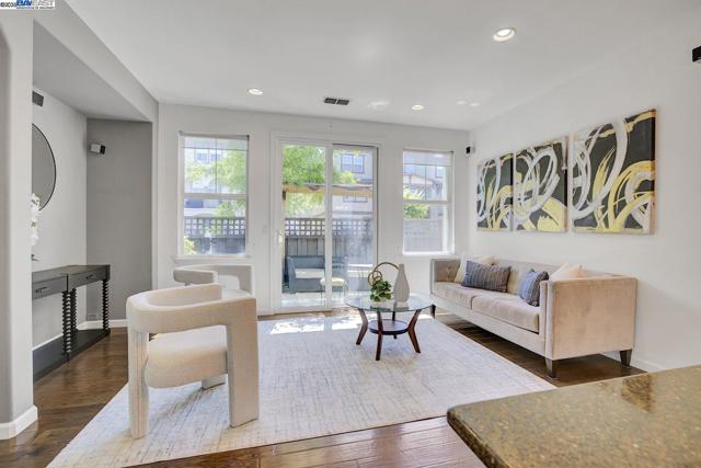 445 S 22Nd St, San Jose CA: https://media.crmls.org/mediaz/26efa380-5b3b-4ef4-bc83-6ba574ee1841.jpg