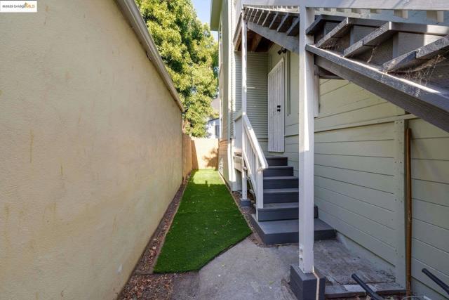 1238 12Th St, Oakland CA: https://media.crmls.org/mediaz/26f12990-e673-4ea7-b523-e954c8daf25e.jpg