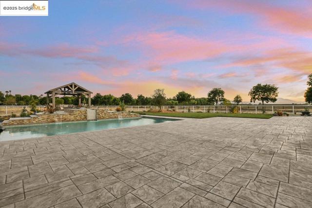 430 Ellisa Ln, Brentwood CA: https://media.crmls.org/mediaz/26f1aeb5-2399-4a42-95ac-d9ba9f4fabf3.jpg