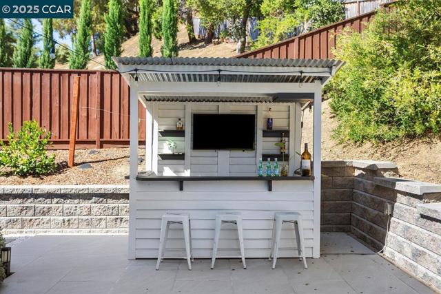 17691 Whisper Ln, Castro Valley CA: https://media.crmls.org/mediaz/26f1cf53-5672-41a9-abab-31f43ec4b410.jpg
