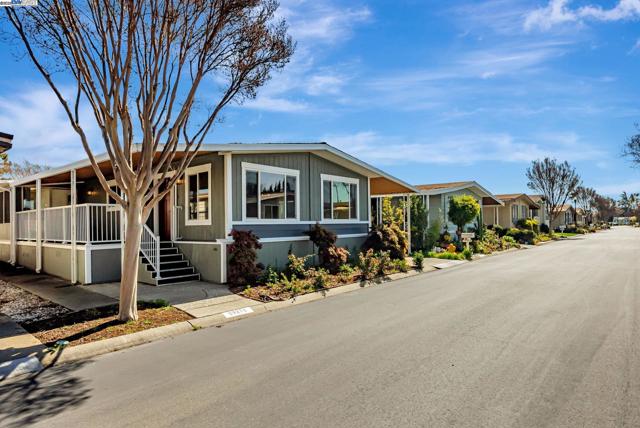 29270 Sandburg Way, Hayward CA: https://media.crmls.org/mediaz/26f38825-7fb4-4878-8c60-6b7bcca95595.jpg