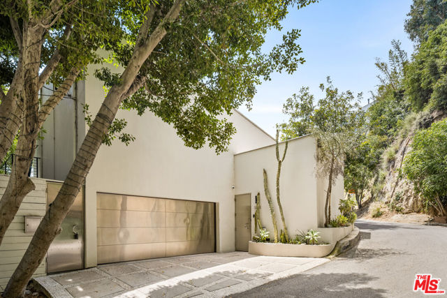 8514 Hillside Avenue, Los Angeles CA: https://media.crmls.org/mediaz/26f3f162-582a-493a-b5c0-3de05cc4d2c2.jpg
