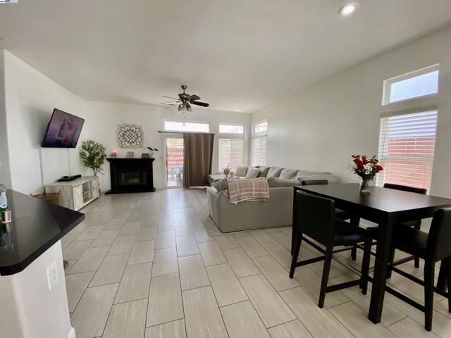963 Grafton St, Manteca CA: https://media.crmls.org/mediaz/26f4a9cb-0739-488e-8e1b-27657a90e2ac.jpg