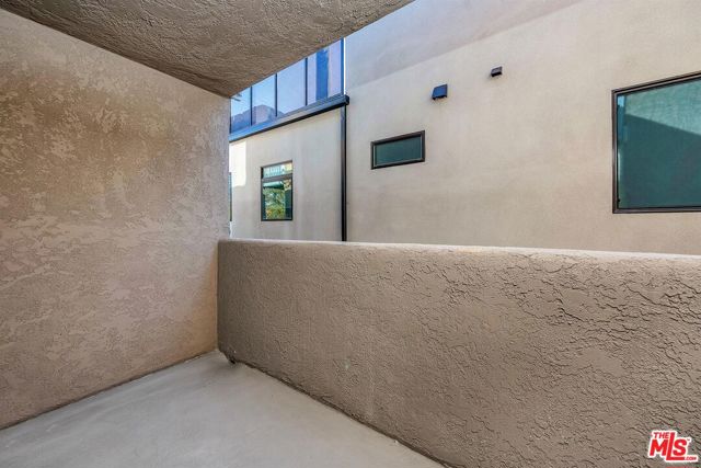 466 S Venice Boulevard, Venice CA: https://media.crmls.org/mediaz/26f4f644-d312-4dc6-a027-d962b4308c99.jpg