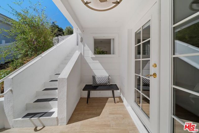 11689 Picturesque Drive, Studio City CA: https://media.crmls.org/mediaz/26f5ce1c-092e-4e3a-b833-3fbe42698b83.jpg