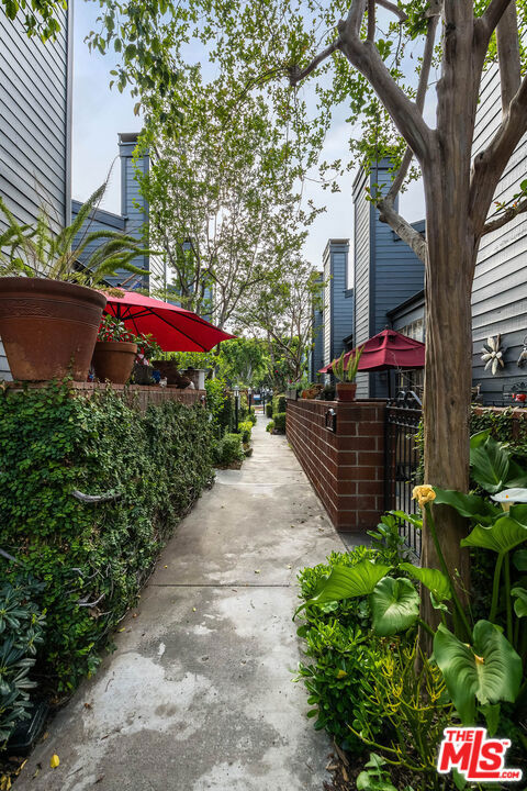 5731 Topanga Canyon Boulevard, Woodland Hills CA: https://media.crmls.org/mediaz/26f69b32-2507-49c1-927b-05ab7bc7eb4a.jpg