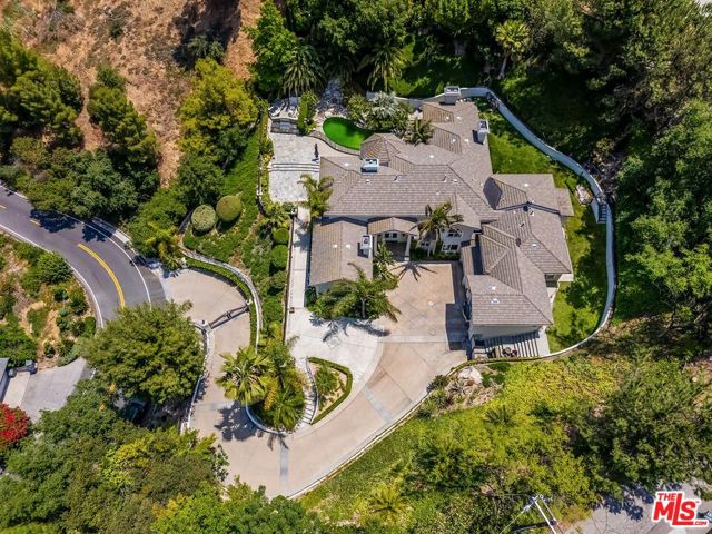 732 Saint Katherine Drive, La Canada Flintridge CA: https://media.crmls.org/mediaz/26f6bdcc-80b7-4408-af1e-60e30fb5a7cc.jpg