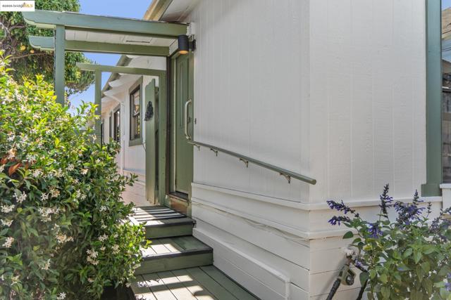350 Henry St, Oakland CA: https://media.crmls.org/mediaz/26f714e9-82cb-486b-a93f-6ba7f483b3ef.jpg