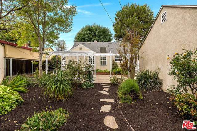 5728 Columbus Avenue Avenue, Sherman Oaks CA: https://media.crmls.org/mediaz/26f74dd6-0157-4095-a601-530fdb554444.jpg