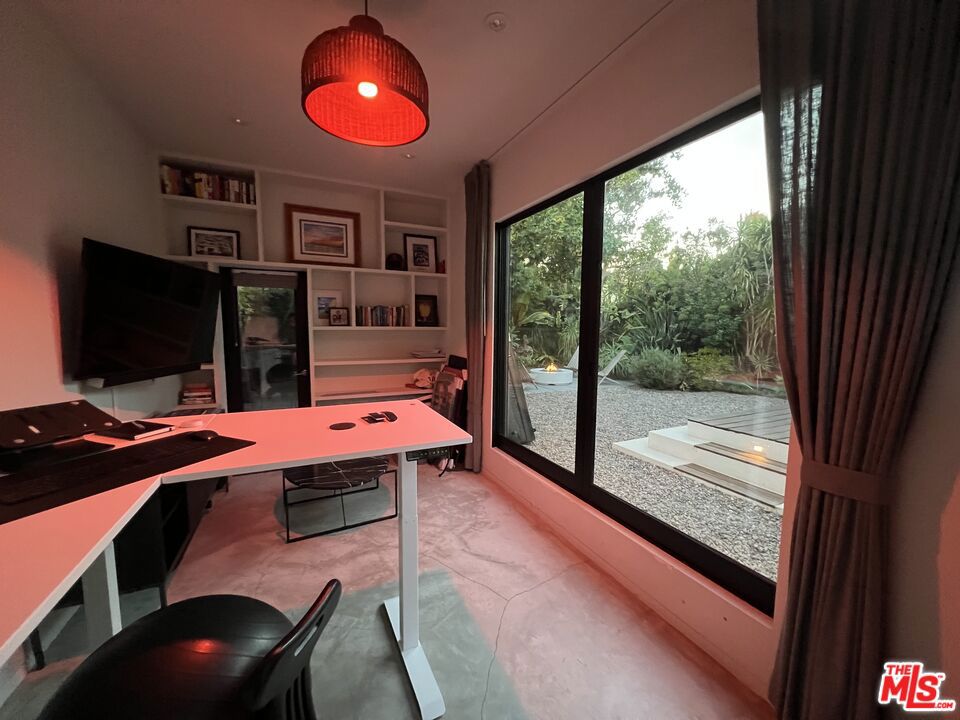 https://media.crmls.org/mediaz/26f7f358-b6d8-4c7a-89e5-d8006d6a5572.jpg?preset=X-Large