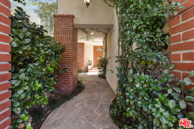 5020 Bluebell Avenue photo 4