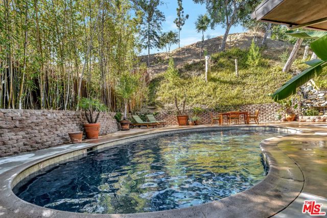15511 Woodcrest Drive, Sherman Oaks CA: https://media.crmls.org/mediaz/26f999a8-36d0-46c8-a601-26628d4369b0.jpg