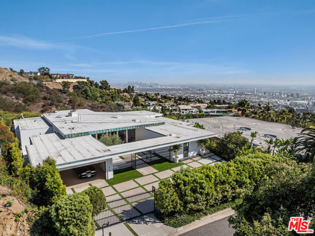 340 Trousdale Place, Beverly Hills CA: https://media.crmls.org/mediaz/26f9ecc7-fdaf-4d18-be14-6657406b8267.jpg