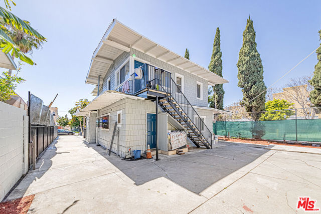 5633 La Mirada Avenue, Los Angeles CA: https://media.crmls.org/mediaz/26fad388-3be2-430a-9cc4-503543502ff2.jpg