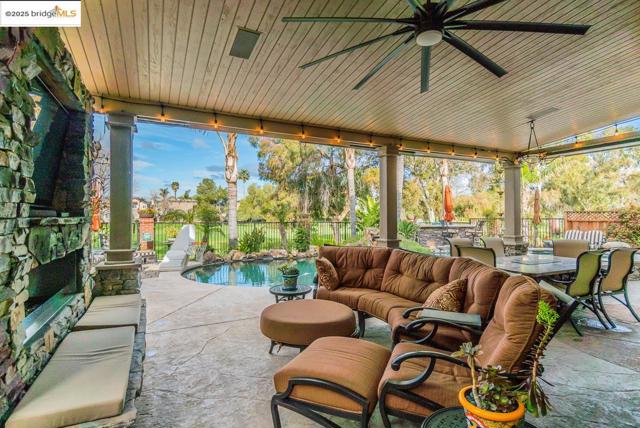 2438 Pinehurst Ct, Discovery Bay CA: https://media.crmls.org/mediaz/26fad456-d221-4766-bcf6-7c9ae0e28c4c.jpg