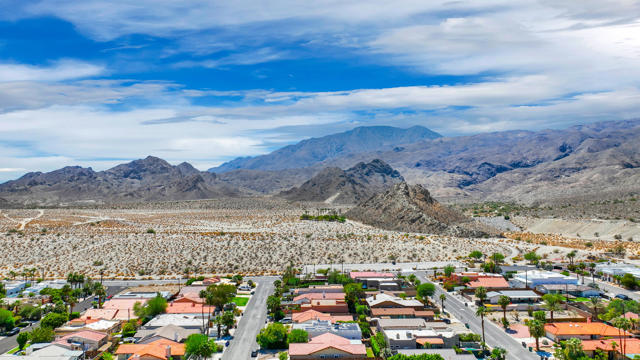 54677 Avenida Diaz, La Quinta CA: https://media.crmls.org/mediaz/26fb3d79-1a76-4a81-963c-2479dd209d08.jpg