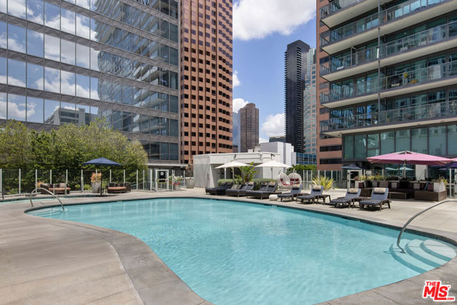 901 S Flower Street, Los Angeles CA: https://media.crmls.org/mediaz/26fcc4e2-3909-460a-ab14-0d1568adbee0.jpg