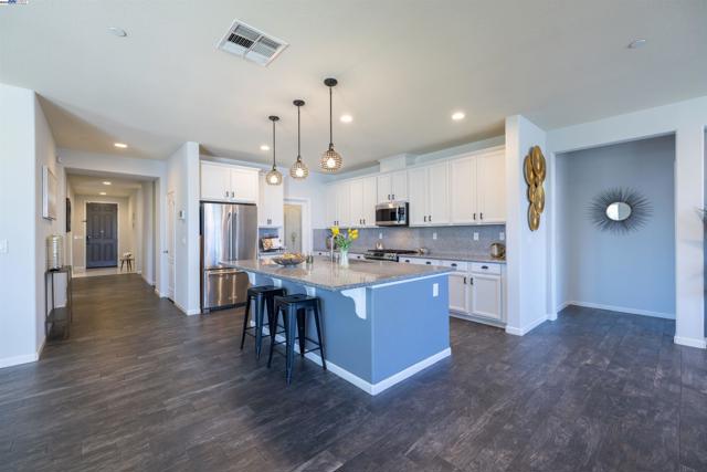 917 Talaria Ct, Oakley CA: https://media.crmls.org/mediaz/26fd86e6-9e62-4c1b-95ae-5a9ae88e63c3.jpg