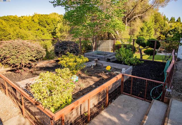 4732 Mira Vista Drive, Castro Valley CA: https://media.crmls.org/mediaz/26ff0241-c573-444f-a306-4574b3dde7d6.jpg