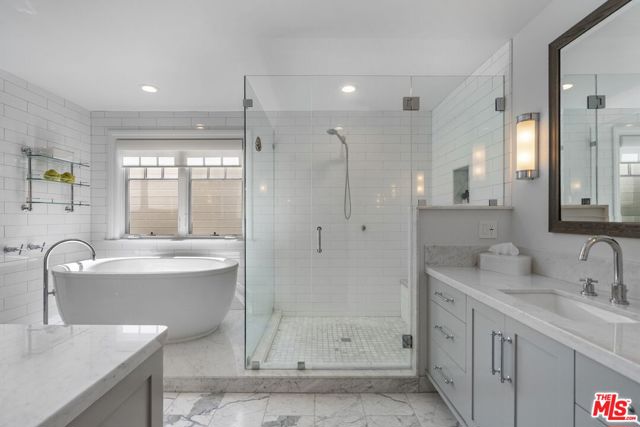 636 12th Street, Manhattan Beach CA: https://media.crmls.org/mediaz/26ff6377-463a-4f12-afbe-0ce03c46d8b7.jpg