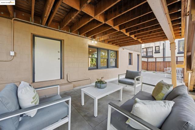 700 Longridge Rd, Oakland CA: https://media.crmls.org/mediaz/27009822-cd5b-4c28-a88b-b45270755fc6.jpg