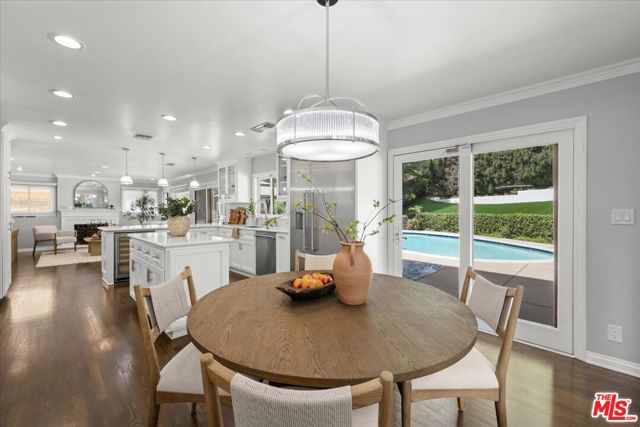 10411 Windtree Drive, Bel Air CA: https://media.crmls.org/mediaz/2701b2af-f66d-4e3a-969f-a60873fda930.jpg