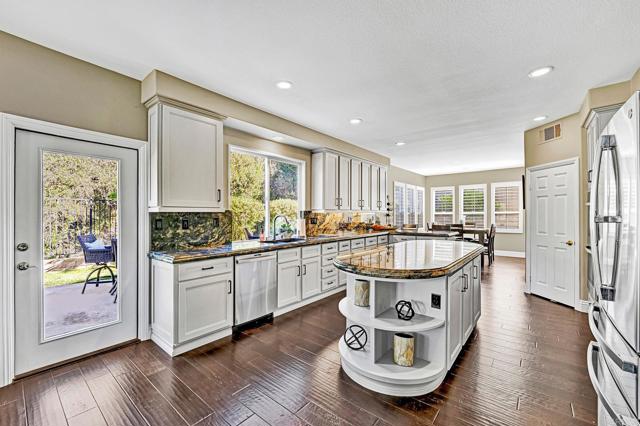 Detail Gallery Image 14 of 50 For 1463 Belmont Park Rd, Oceanside,  CA 92057 - 5 Beds | 3 Baths