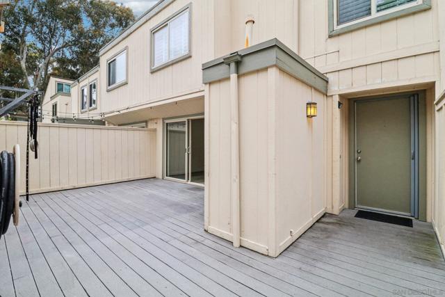 10263 Caminito Toronjo, San Diego CA: https://media.crmls.org/mediaz/2703d7f3-b326-4386-b82a-4feaa4cb9d52.jpg