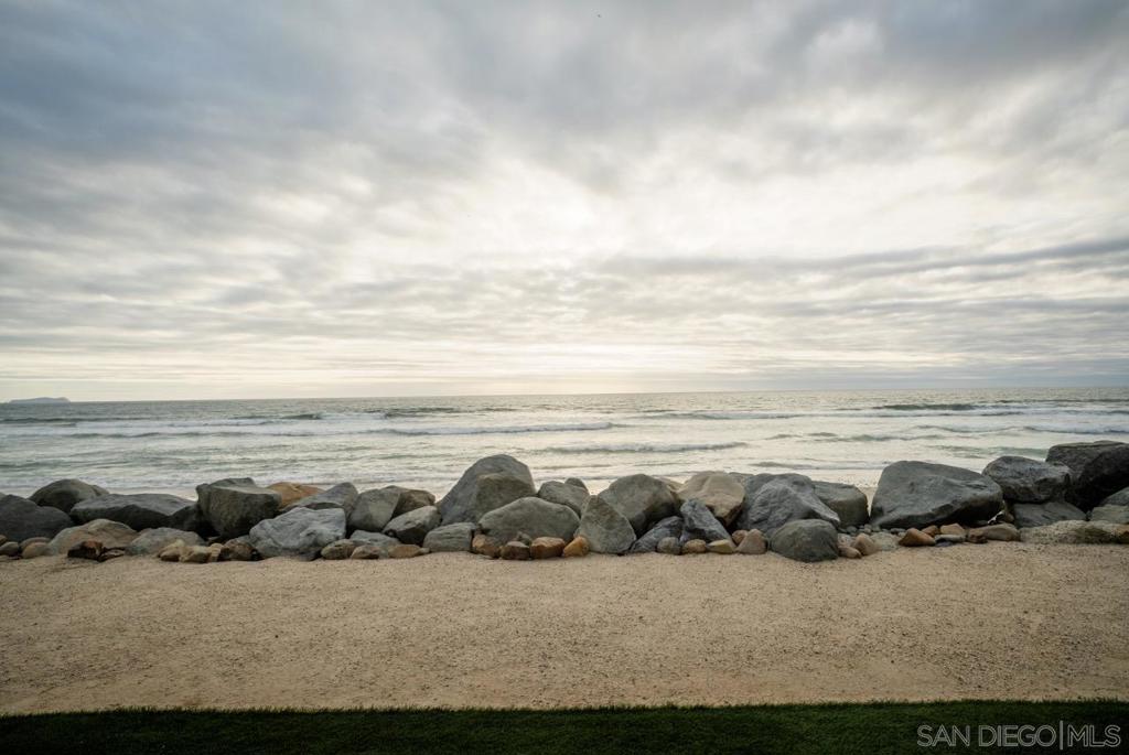 https://media.crmls.org/mediaz/2703fe1d-a2b3-4d16-9101-951b956efdb2.jpg?preset=X-Large