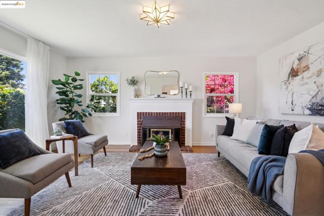 4332 Hyacinth Ave, Oakland CA: https://media.crmls.org/mediaz/27042aaf-2e4d-4109-9b88-83207dd164e0.jpg