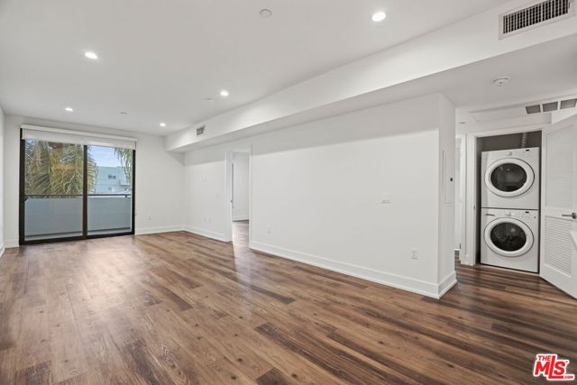 129 Kings, Los Angeles CA: https://media.crmls.org/mediaz/27047926-6a2d-4080-882c-d3d7563fc3a9.jpg