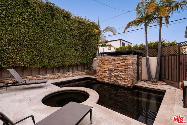 327 22nd Street, Santa Monica CA: https://media.crmls.org/mediaz/27047b80-d15c-4bbd-8a51-77abb4389041.jpg
